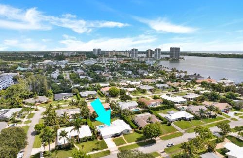 North Palm Beach House | Walk To Beach And Heated Salt Water Pool