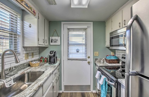 Myrtle Beach Cottage | Walk to Beach: Dog-Friendly Myrtle Beach Cottage!