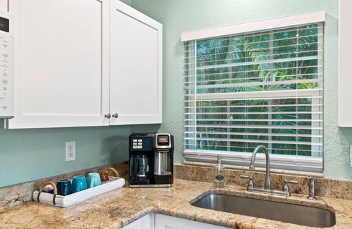 Palm Harbor Villa | Walk to beach & trail-bikes, beach gear, porch