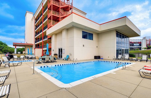 Bluff City Condo | Walk to Bristol Motor Speedway: Retreat w/Pool!