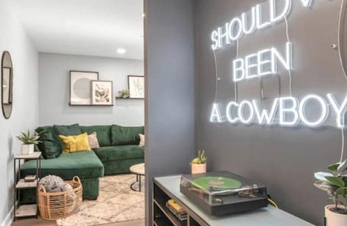 North Capitol Apartment | Walk to Downtown Broadway with Pool, Free Parking, and Gym