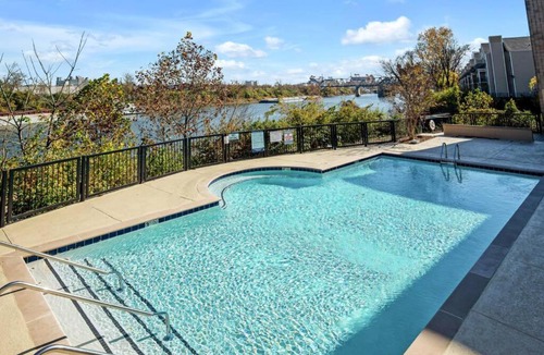North Capitol Apartment | Walk to Downtown Broadway with Pool, Free Parking, and Gym