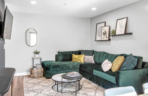 North Capitol Apartment | Walk to Downtown Broadway with Pool, Free Parking, and Gym