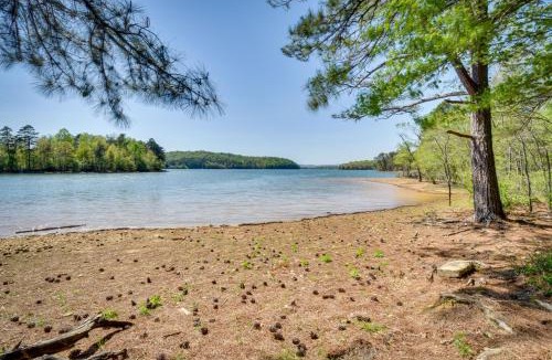 Hayesville House | Walk to Lake Chatuge! Hayesville Cabin w/Fire Pit