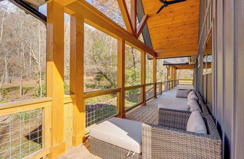 Hayesville Cottage | Walk to Nantahala Forest: Mtn-View Creekside Haven