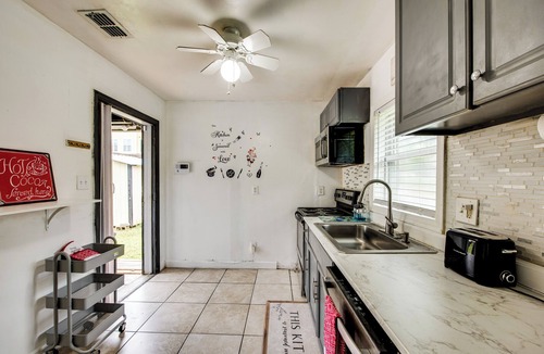 Griffin Heights House | Walkable to FSU Campus: Cozy Retreat w/Deck!