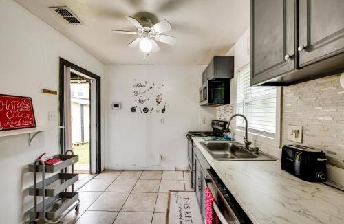 Griffin Heights House | Walkable to FSU Campus Cozy Retreat with Deck!