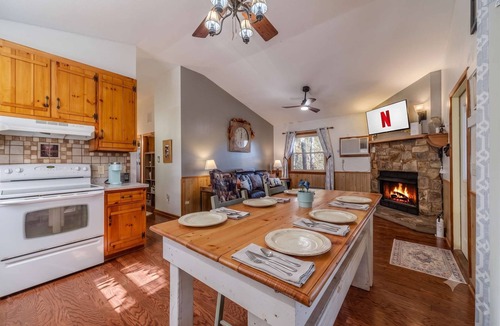 Sautee Nacoochee House | WANDERLUST - CHARMING MOUNTAIN CABIN W/HOT TUB