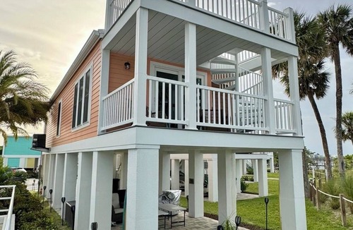 Jensen Beach House | Water Front🩷Minutes to Beach ~ BBQ grill~ Pool~ Rooftop Balcony-360° Views