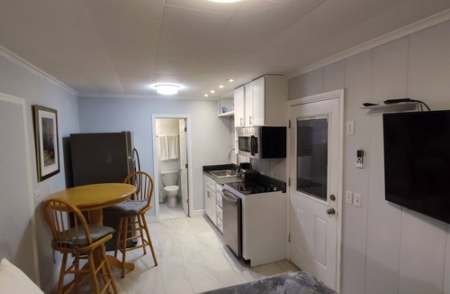 Ocean Breeze Park Apartment | Water View Studio near downtown