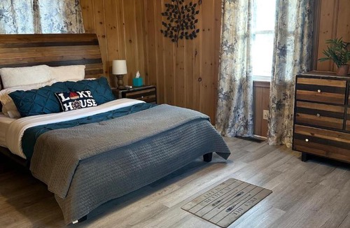 Steele Creek House | Waterfront Cottage, Fiery Sunsets