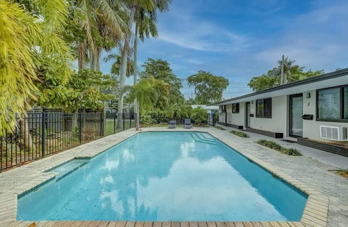 Middle River Terrace Apartment | Waterfront Deck ~ Pool ~ Kayak