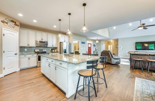 Bumpass House | Waterfront Lake Anna Home w/Dock, Beach & Kayaks!