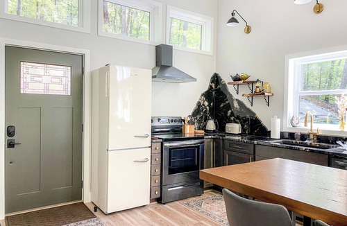 Union Mills Cabin | Waterfront Luxury Retreat in 75-Acre Forest. Hike, Kayak, and Soak.