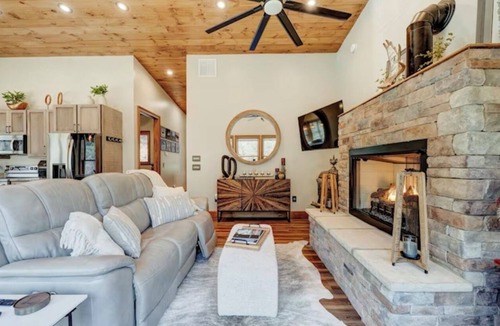 McCaysville Cabin | Waterfront Luxury with Hot Tub and Sauna on Fightingtown Creek
