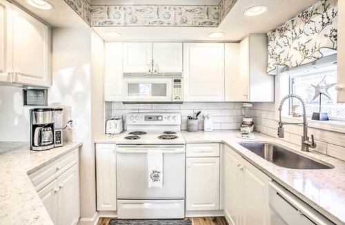 Cherry Grove Beach Condo | Waterfront North Myrtle Beach Condo w/Pool Access