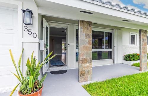 Garden Isles House | Waterfront Oasis