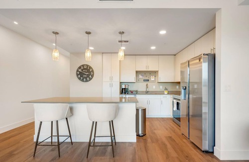 Central Sarasota Condo | Waterfront Relaxation - Modern Comfortable Condo