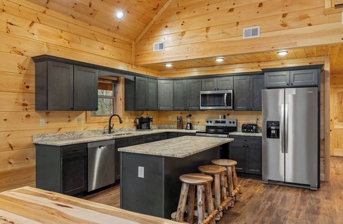 Rocky Grove House | Waterfront Swimming Hole & Fishing + Games &Hot tub