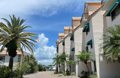 Island Estate House | Waterfront view property 5 minutes from the beaches!