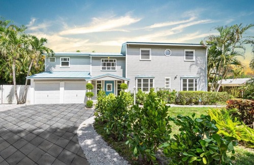 Lake Clarke Shores Villa | Waterfront Villa | Pickeball, Pool, Sauna, Cinema