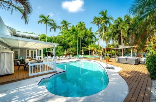 Lake Clarke Shores Villa | Waterfront Villa | Pickeball, Pool, Sauna, Cinema