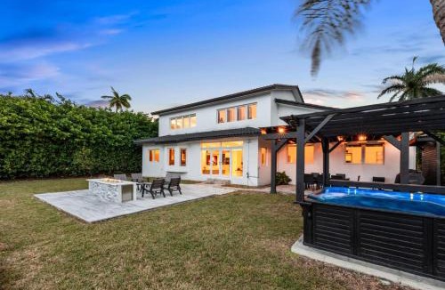 Coral Gables House | Waterfront Villa with Pool and Dock