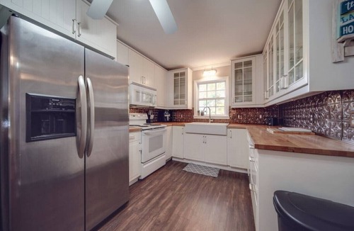 Bowling Green Cottage | Water’s Edge Cottage—3-BR/6 Bed Lake Wylie Stay—Fire Pit!
