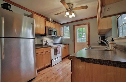 Lookout Valley Neighborhood Association House | Wauhatchie Blue Pool House with Private Spa