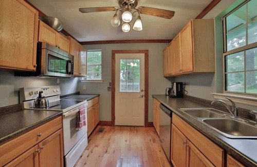 Lookout Valley Neighborhood Association House | Wauhatchie Blue Pool House with Private Spa