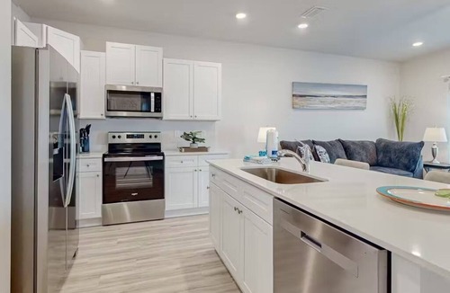 Gulf Breeze House | Wave of gold Close to beaches 3 bedrooms clean Beautiful Brand New townhome