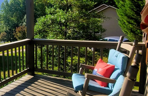 Wears Valley Cabin | WEARS VALLEY Getaway ~ 3/3 ~ EZ Access ~ GameRm ~ VIEWS ~ Firepit/Yard ~ Dogs OK