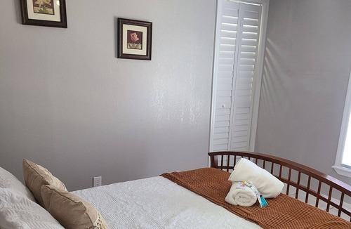 Gibsonton House | Welcome to Hidden Oaks. Forget your worries in this spacious and serene space.