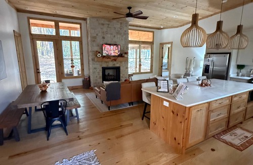 McCaysville House | Welcome to our cozy cabin-Mountain Delight on the Georgia/Tennesse border.