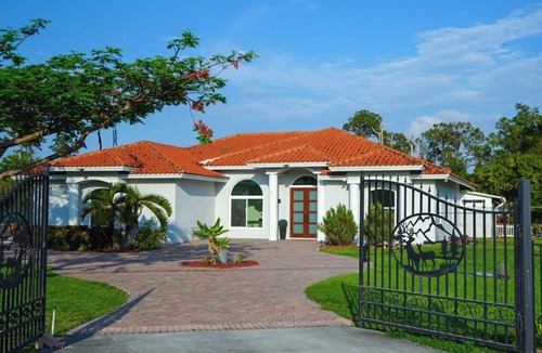 Hunt Club House | West Palm Beach Spacious 4BR Pool Hot Tub Gym BBQ King Beds