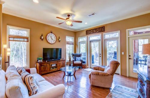 West Union House | West Union Townhome w/Patio & Lake View