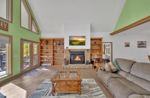 Baneberry House | Whiskey Cove Lakefront 2 Fireplaces 2 FirePits