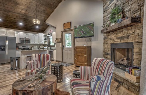 Mineral Bluff Cabin | Whiskey Pines - Professionally Decorated | Hot Tub | Disc Golf | EV Charger