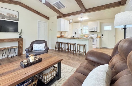 Opelika House | Willow Waterfront Lodge, Auburn