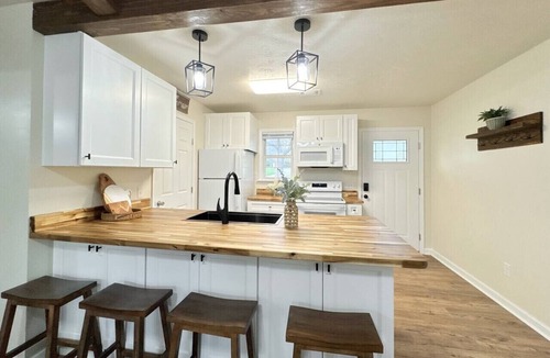 Opelika House | Willow Waterfront Lodge, Auburn