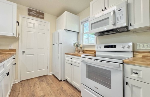 Opelika House | Willow Waterfront Lodge, Auburn