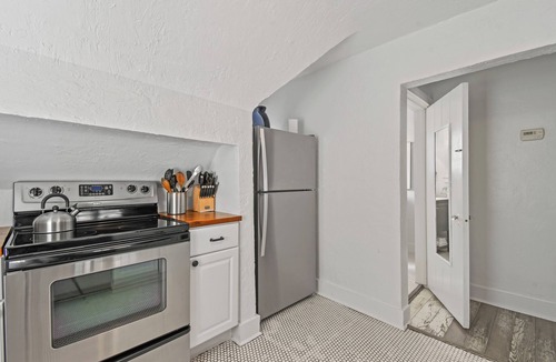 Parrot Cove Cottage | Windsor Cottage - A Quaint Historic Retreat Close to Golf, Beach & Downtown