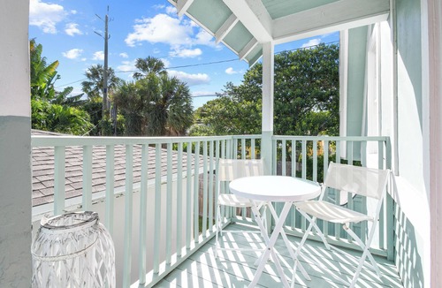Parrot Cove Cottage | Windsor Cottage - A Quaint Historic Retreat Close to Golf, Beach & Downtown