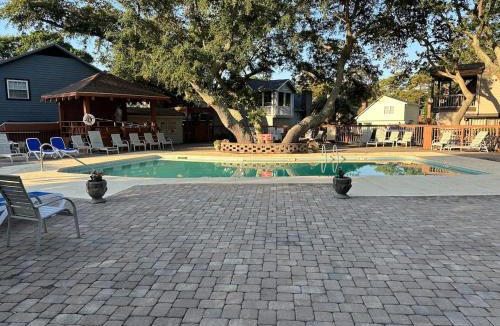 Windy Hill House | Windy Hill Cottage- 6 Bds- Pool- Block 2 Beach