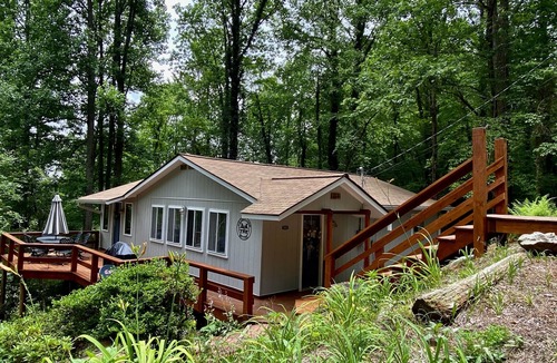 Rabun Gap House | Wolffork Valley-minutes to Clayton and Dillard. Creekside 2 king-2 full baths.