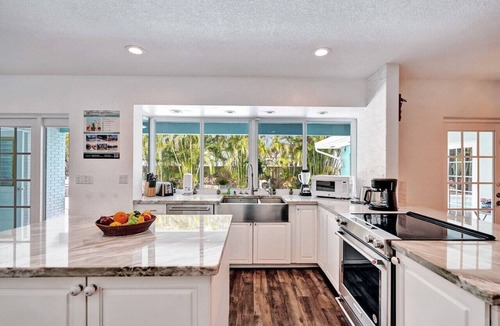 South Lake Villa | Wonderful 4BR/3BA Villa Pool & Jacuzzi near Beach