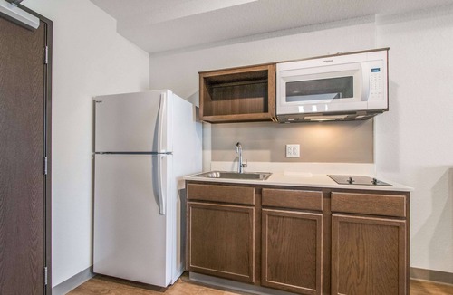 Ludlam Hotel | WoodSpring Suites Doral Miami Airport