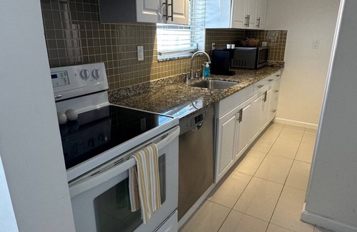 East Fort Lauderdale Apartment | Wow! Beautiful studio (walk to the beach)(2325-5)