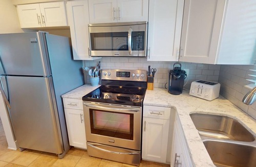 Tybee Island Condo | Wraparound Balcony w/Stunning Sunrise & Sunset Views + Pool Access