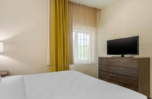 Biggar House | You Found it, Fort Myers Getaway! Outdoor Pool & BBQ Facility, Free Parking